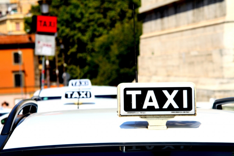 taxis-BAGNOLS EN FORET-min_taxi_auto_rome_road_white-1051610